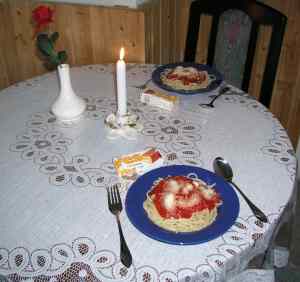 Essen steht auf dem Tisch