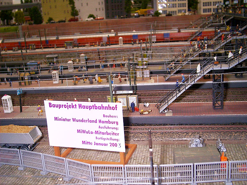 032_bauschild_am_bahnhof